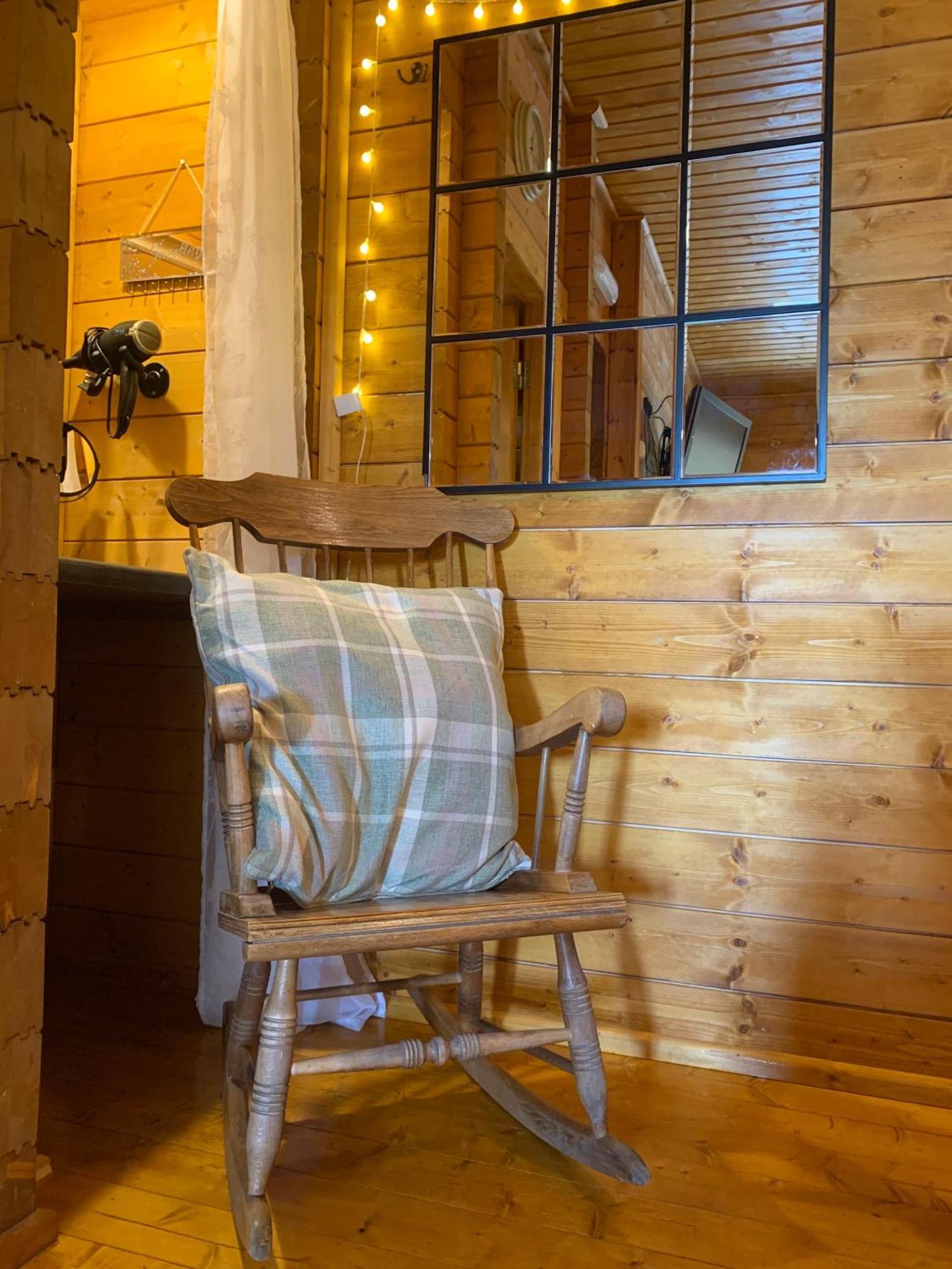 Cherry Cabin - Little Log Cabin In Wales Bettws Cedewain Exterior photo