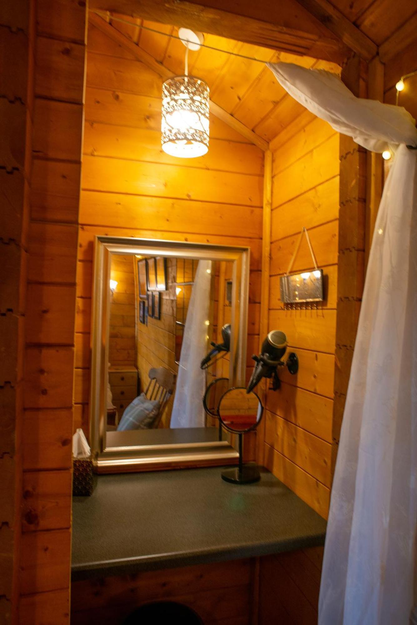 Cherry Cabin - Little Log Cabin In Wales Bettws Cedewain Exterior photo